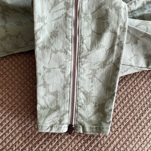 Gap green floral print jean leggings (sz 30) - Picture 9 of 13